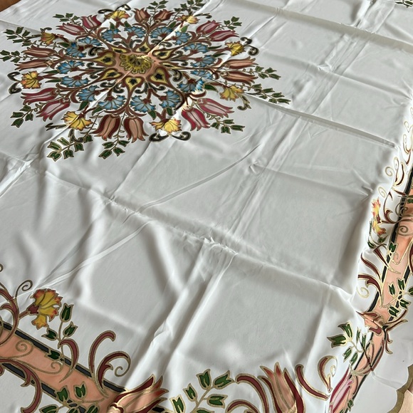 NWOT Total of 13-piece Tablecloth and Napkin Set - Picture 13 of 16